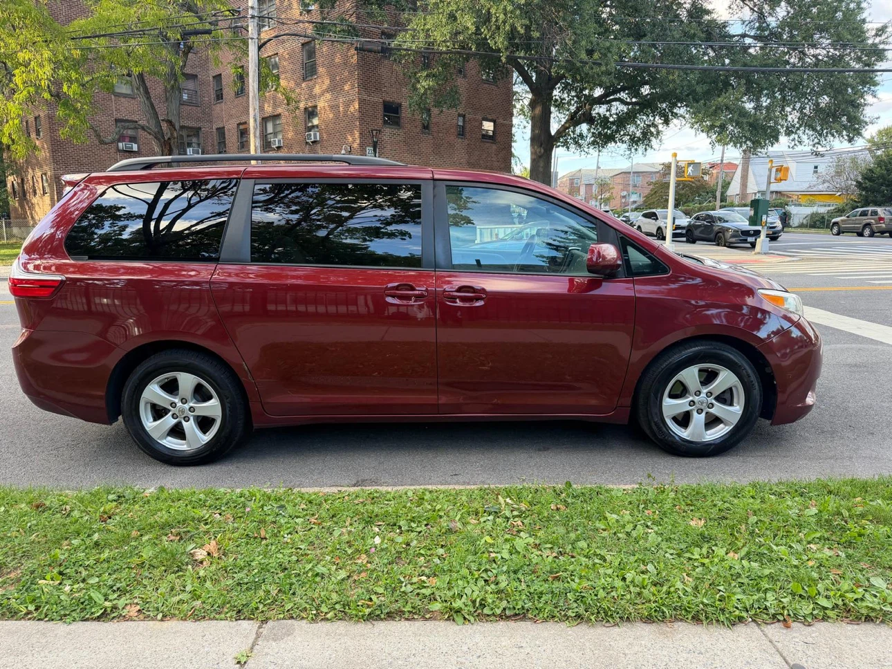 2015 Toyota Sienna LE - photo 3