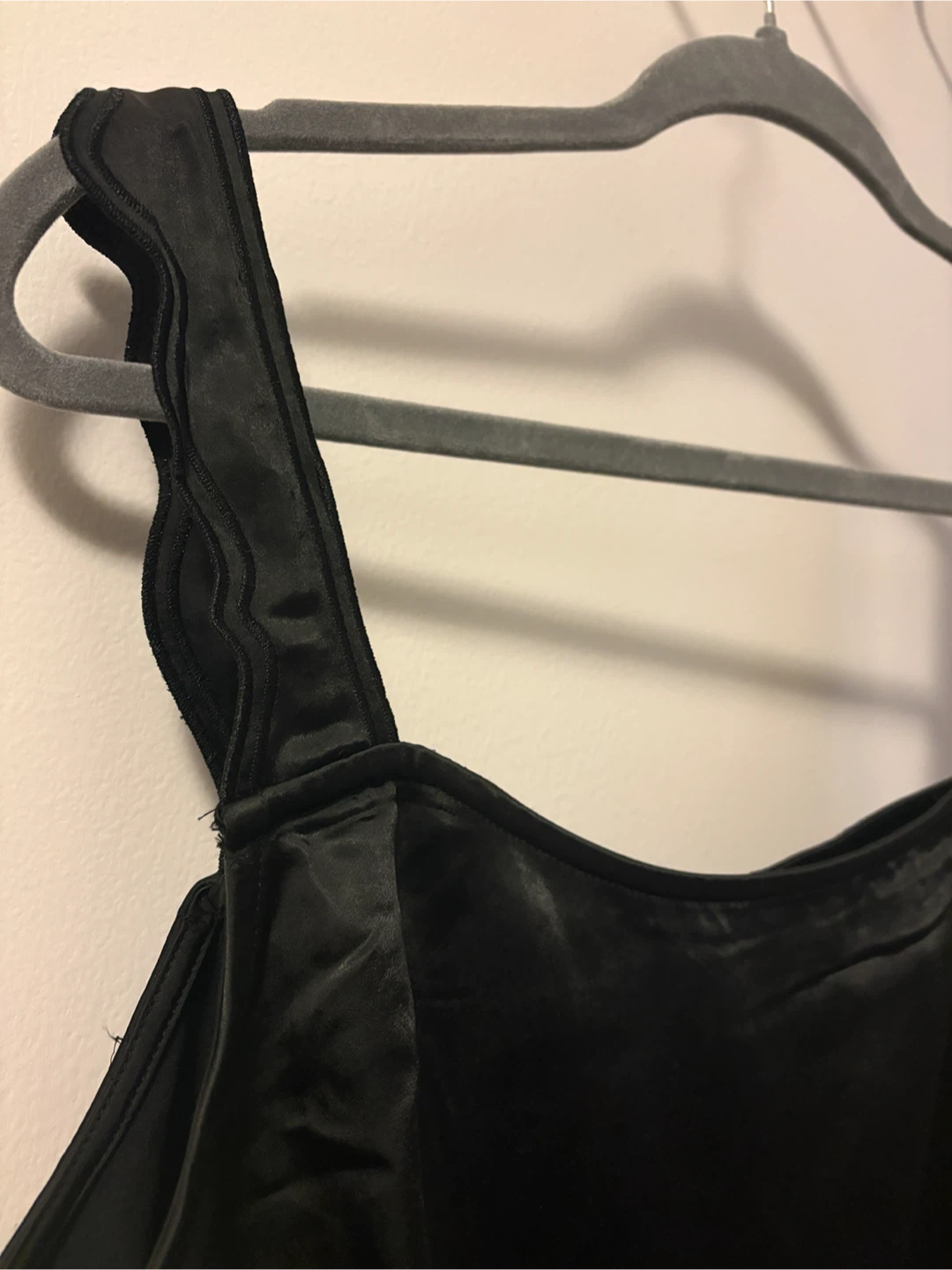 Black satin sleeveless top - photo 3