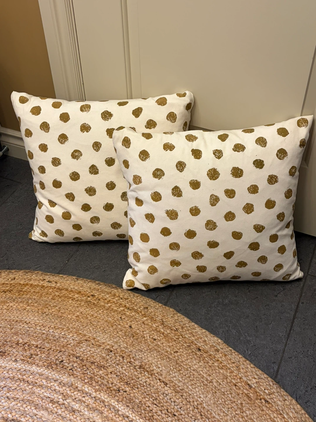 Set of 3 pillows $10 each or $25 for all 3 - photo 3