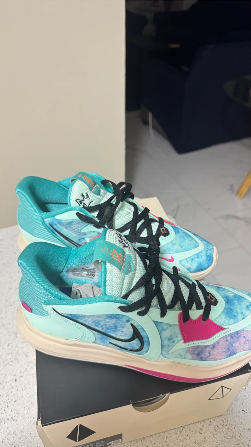 Nike Kyrie Low 5 Community Sneakers