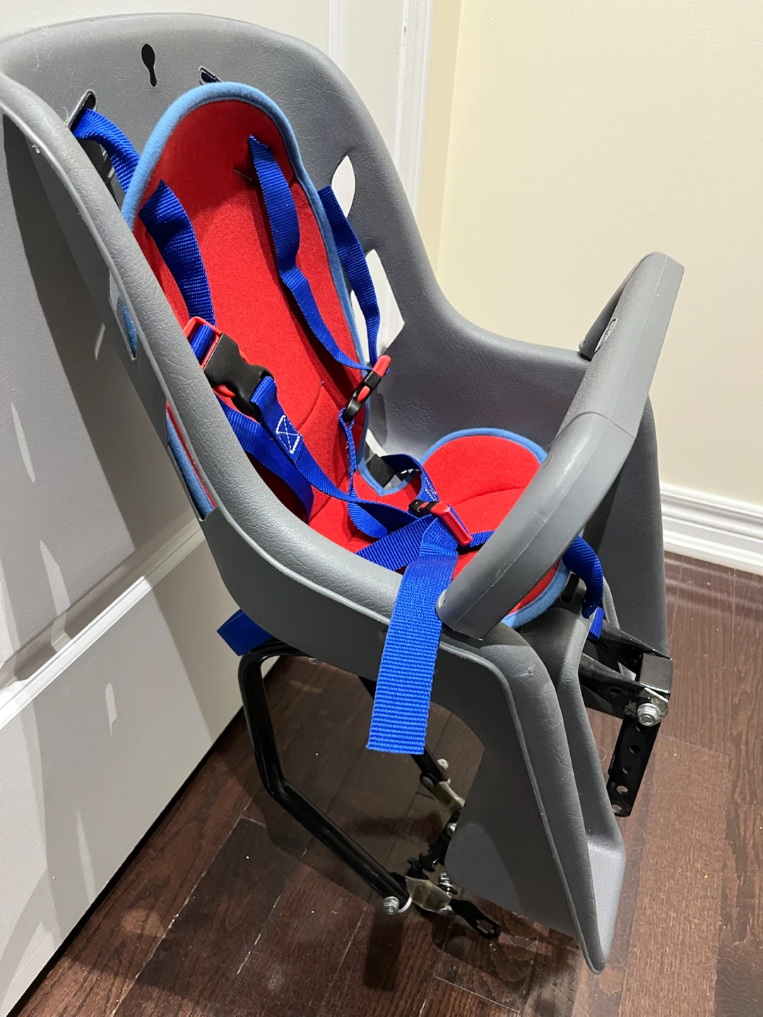 Rear-mounted child bike seat