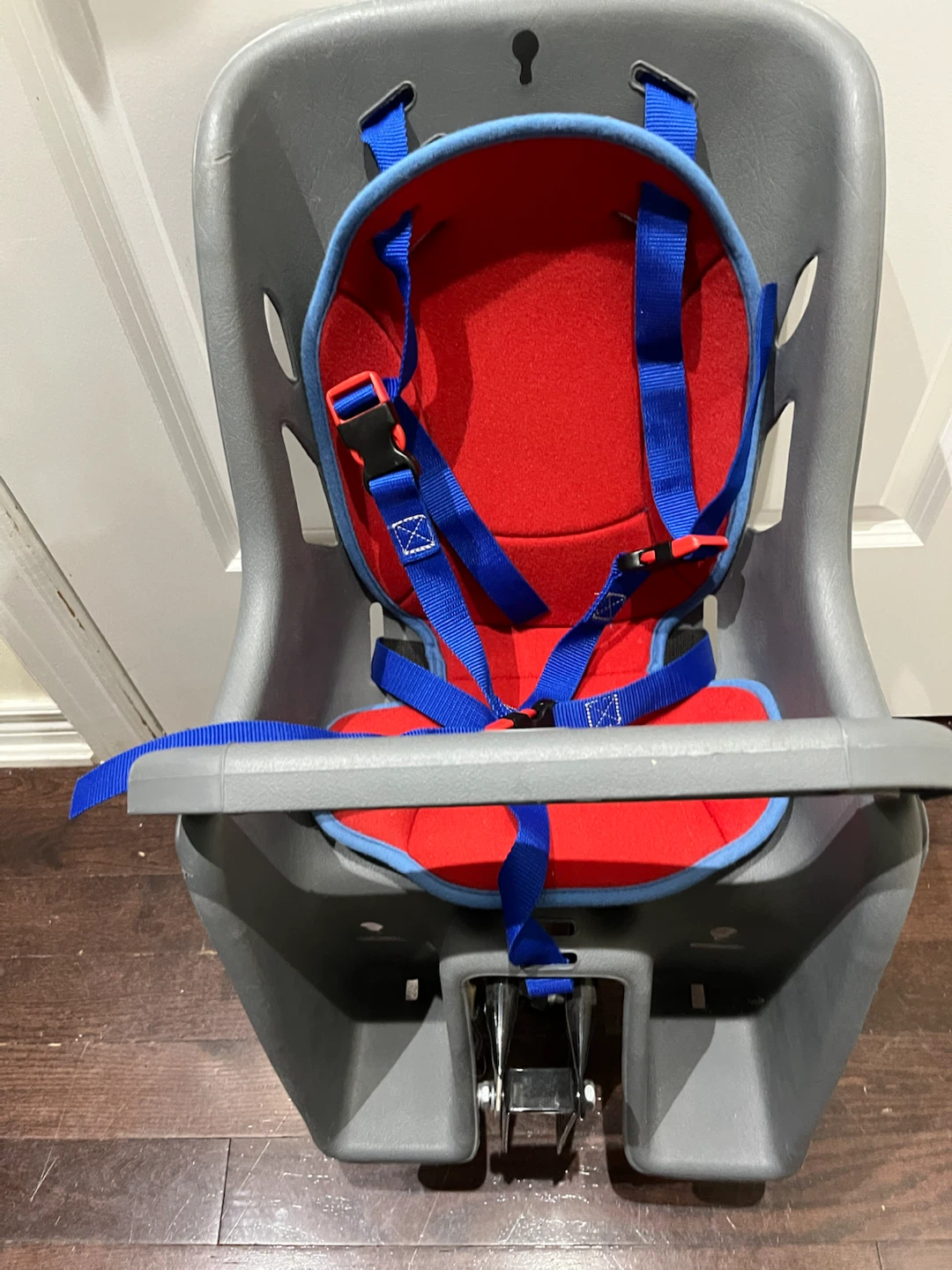 Rear-mounted child bike seat - photo 3