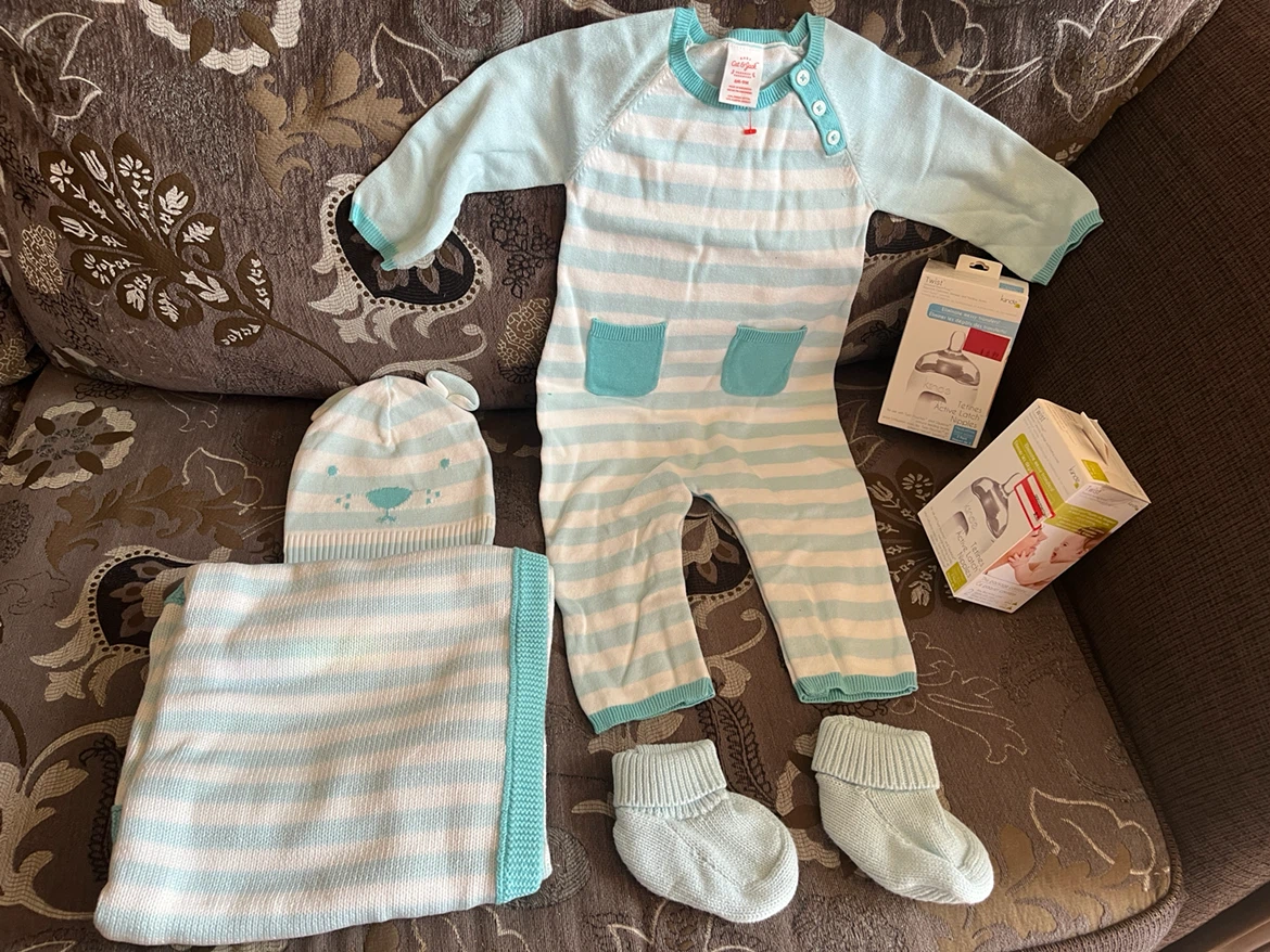 Baby outfit set with newborn accessories and Kiinde nipples - photo 5