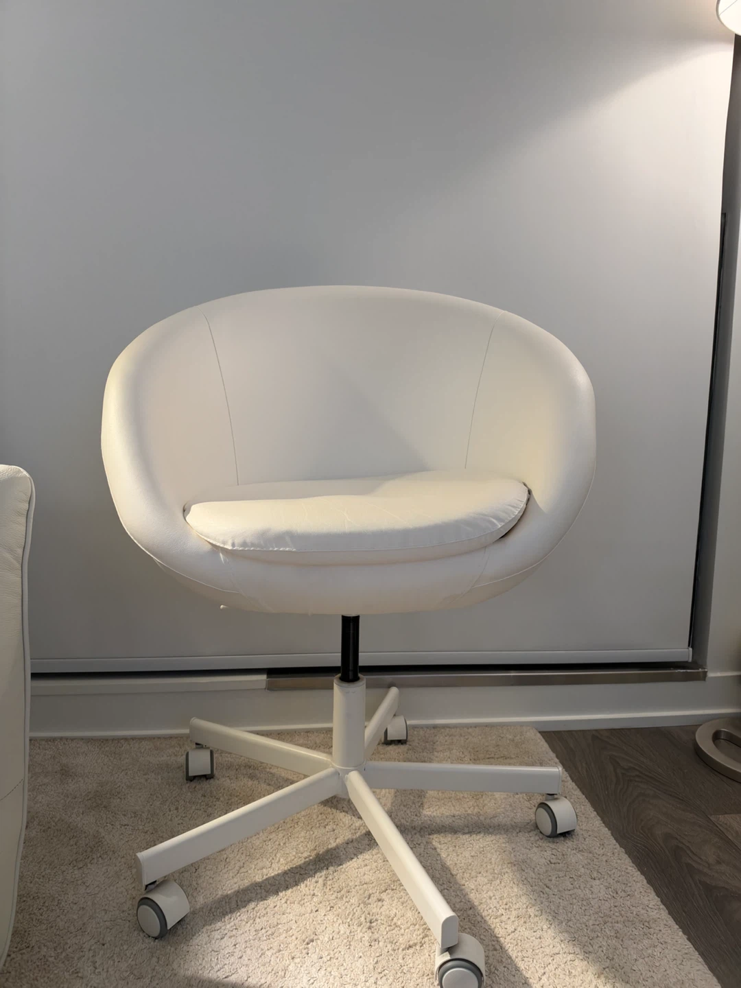 IKEA SKRUVSTA swivel chair in white - photo 5