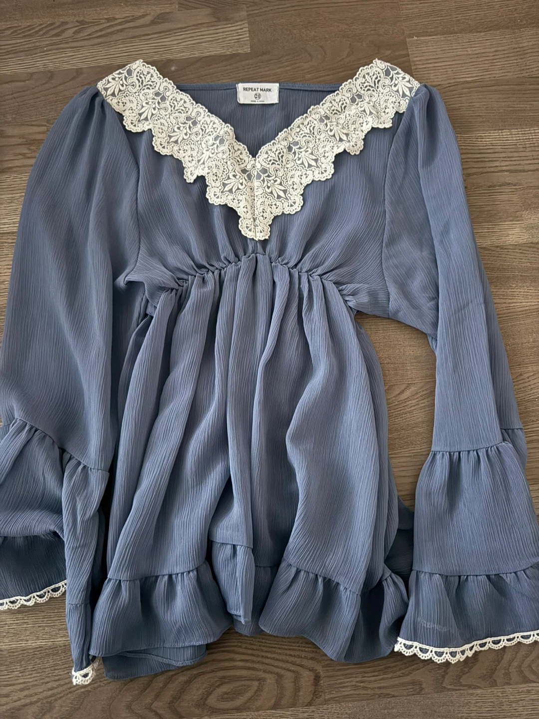 elaborate blouse with a courtly feel - photo 2
