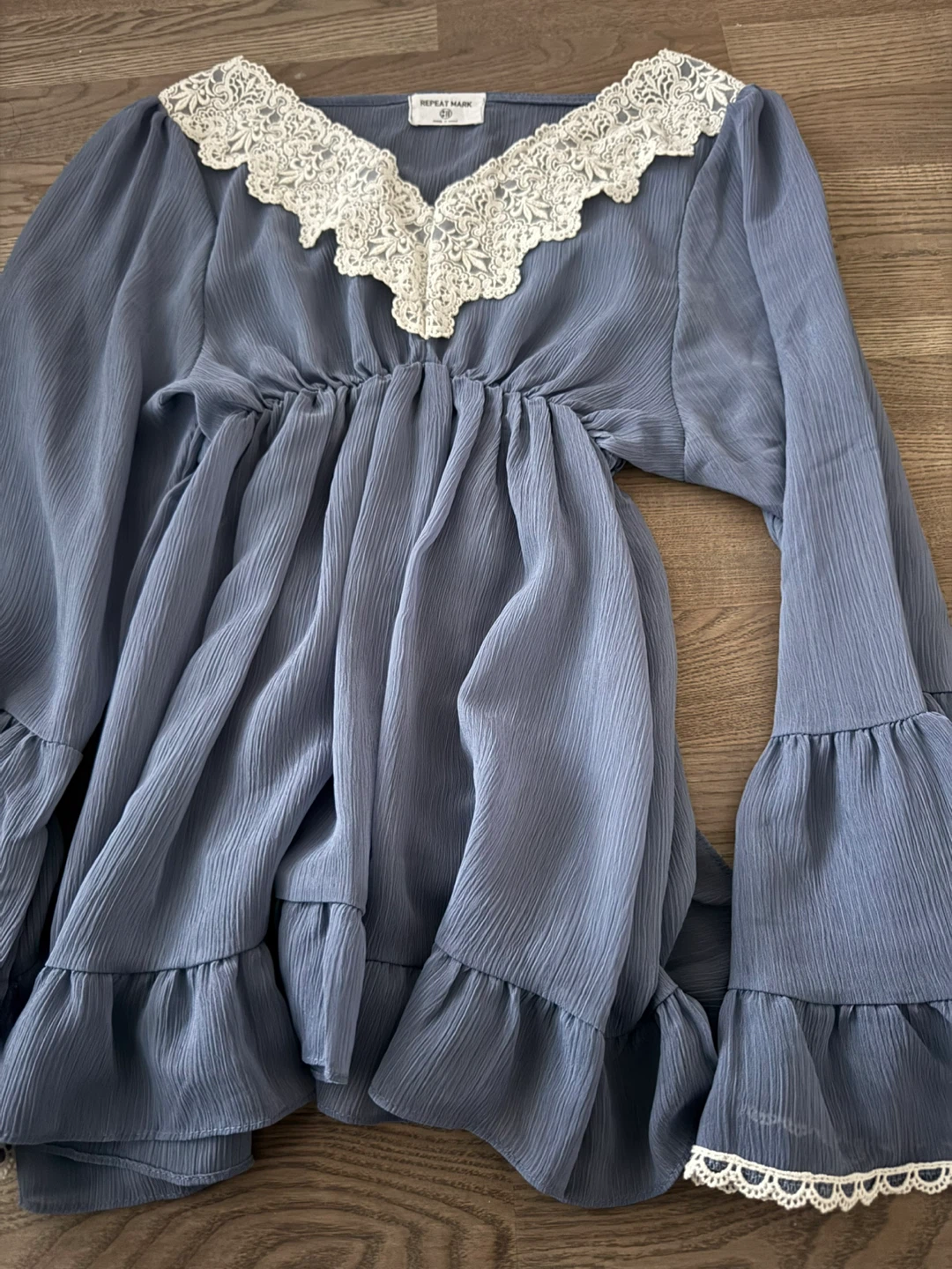 elaborate blouse with a courtly feel - photo 3