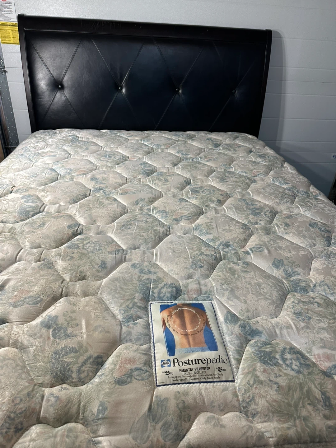 Posturepedic Pillowtop Queen Mattress & Dark brown Bed Frame - photo 3