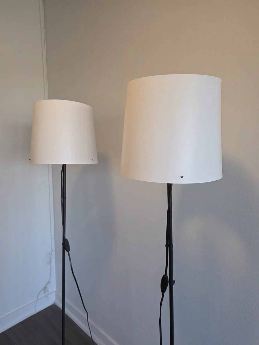 Set of Two Black Floor Lamps - photo 3