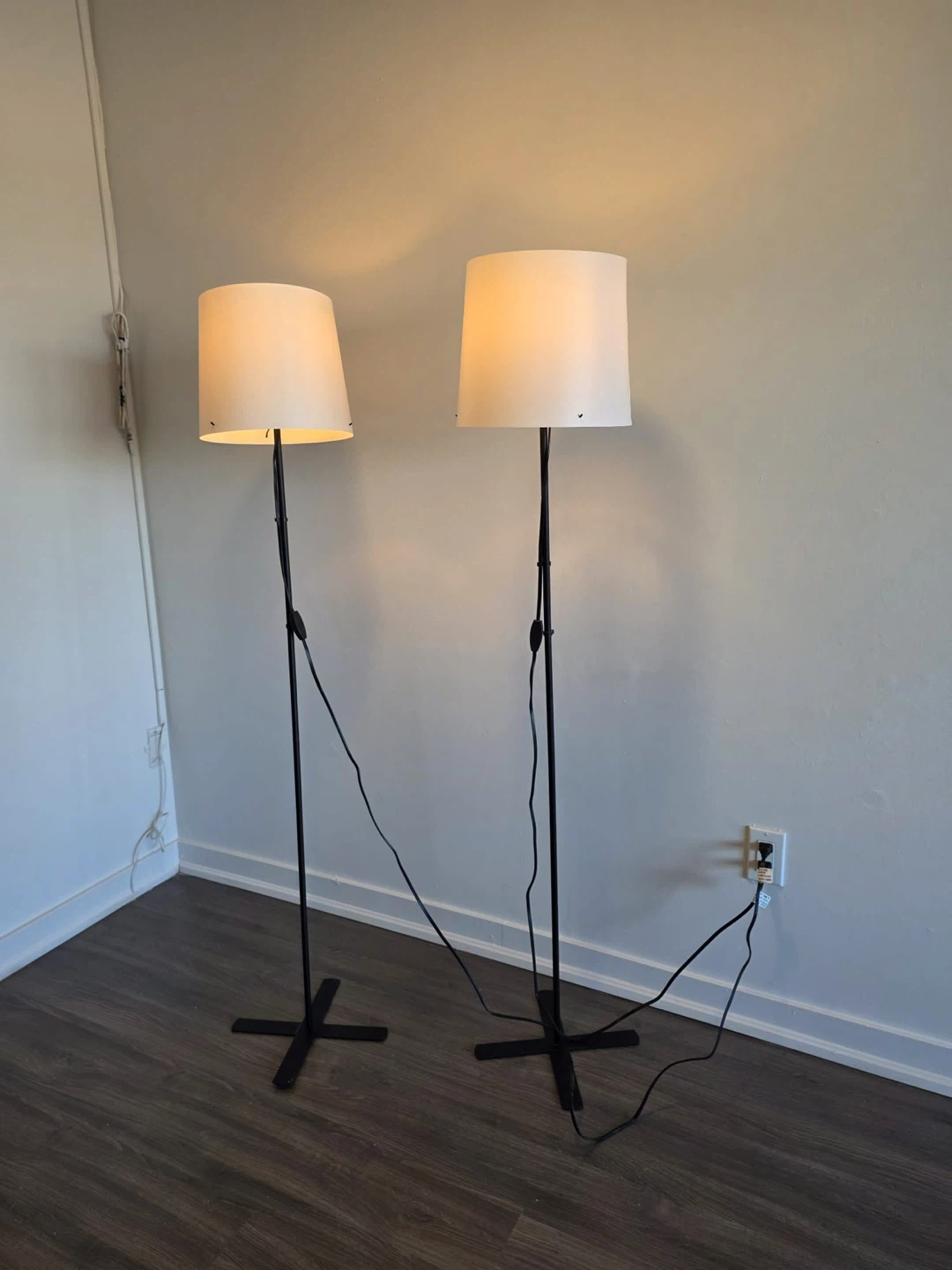 Set of Two Black Floor Lamps - photo 2