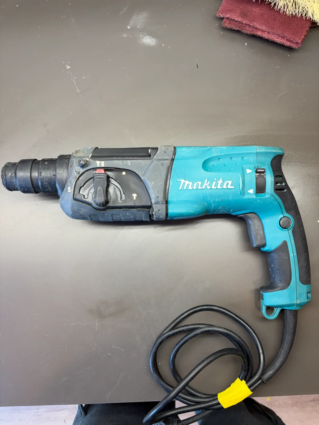 Makita HR2470F Rotary Hammer Drill - photo 2