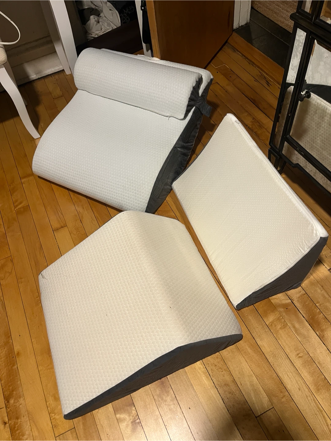 4 piece wedge pillow set (pending pickup)