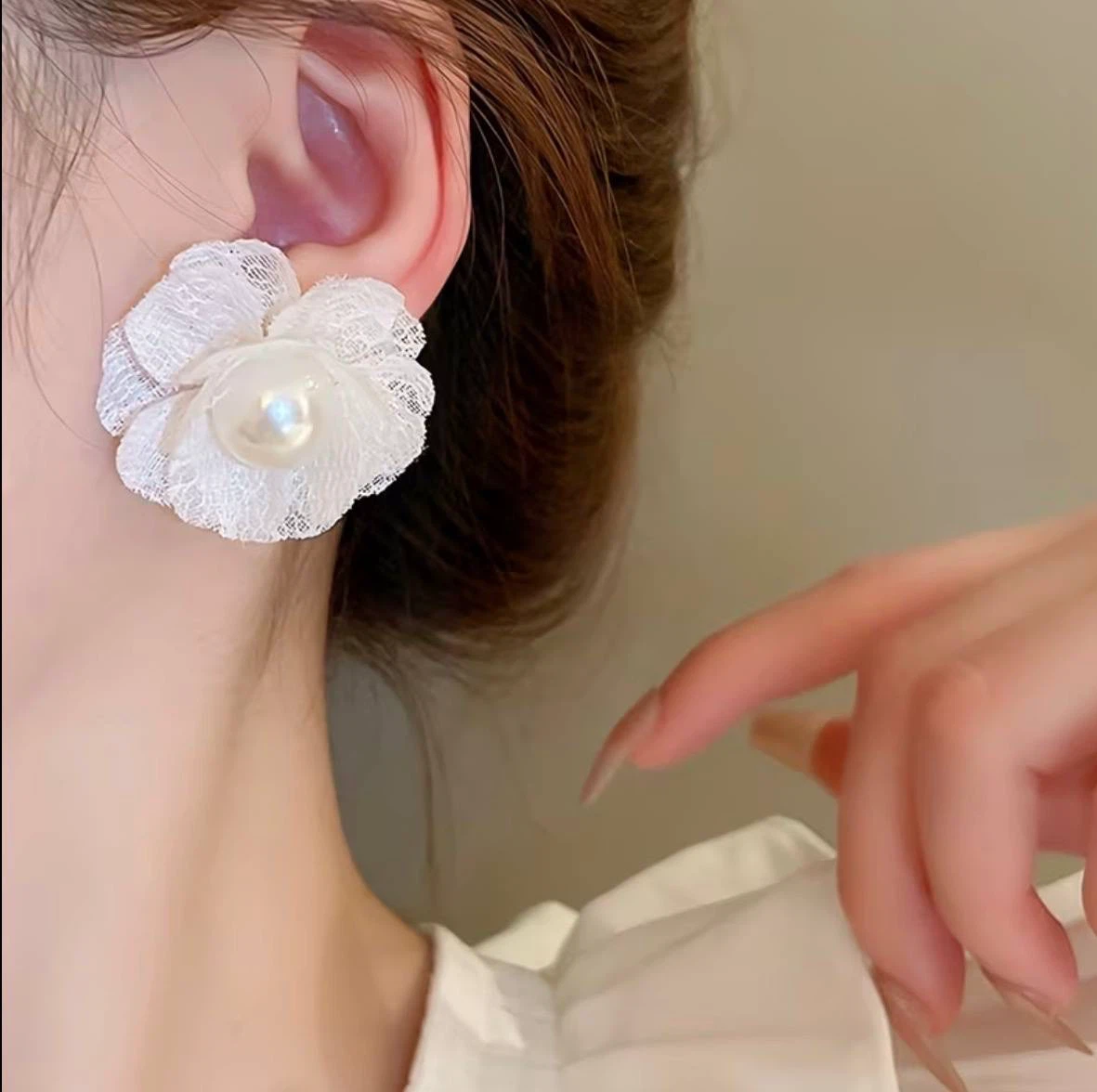Set of 5 White Flower Earrings - photo 3