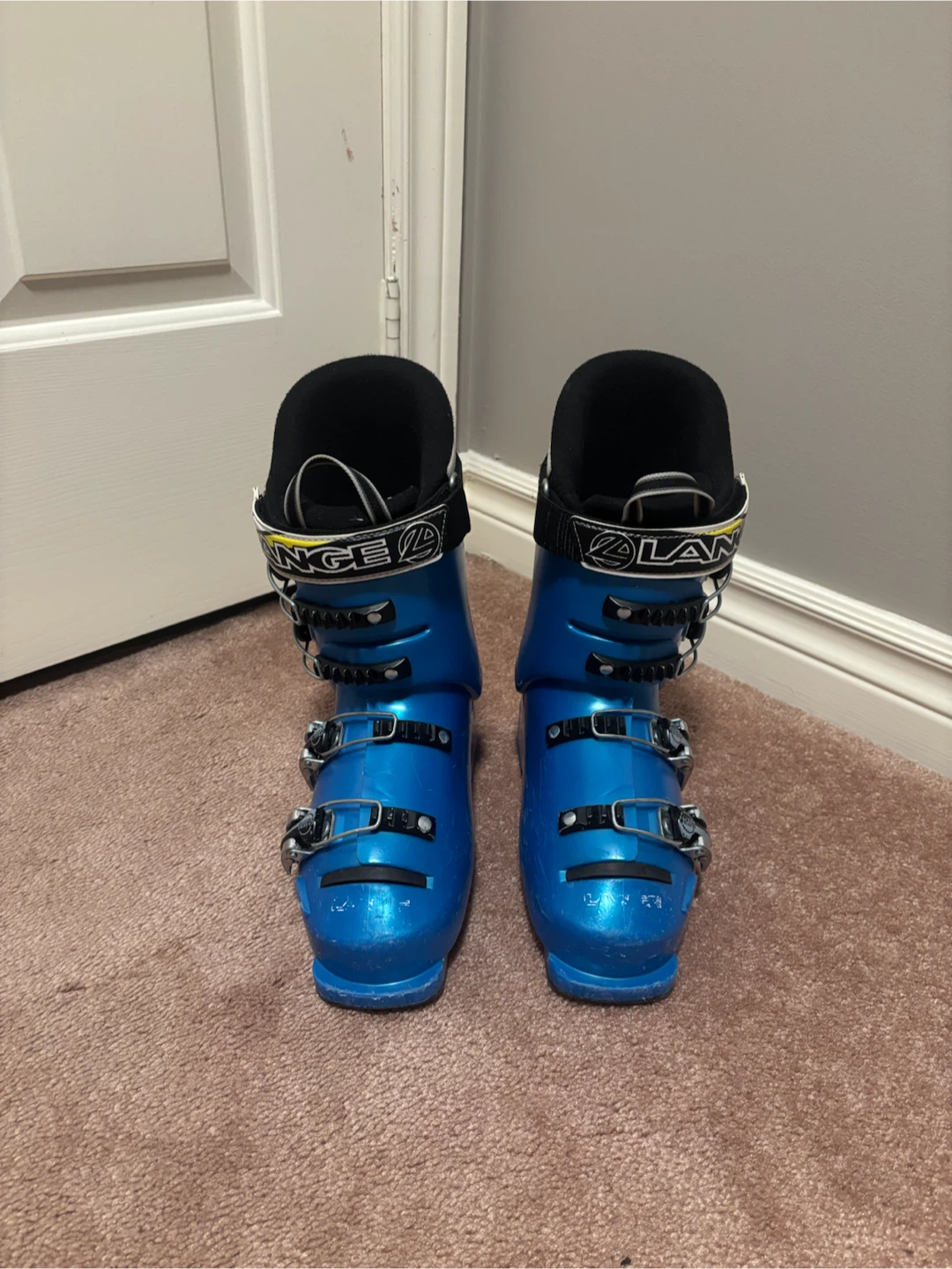 Lange Ski Boots (Size 22.5)