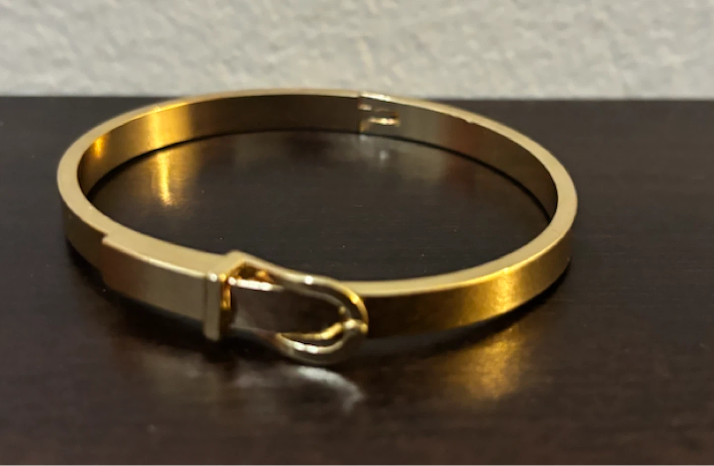 NEW-Gold Tone Buckle Design Bangle Bracelet