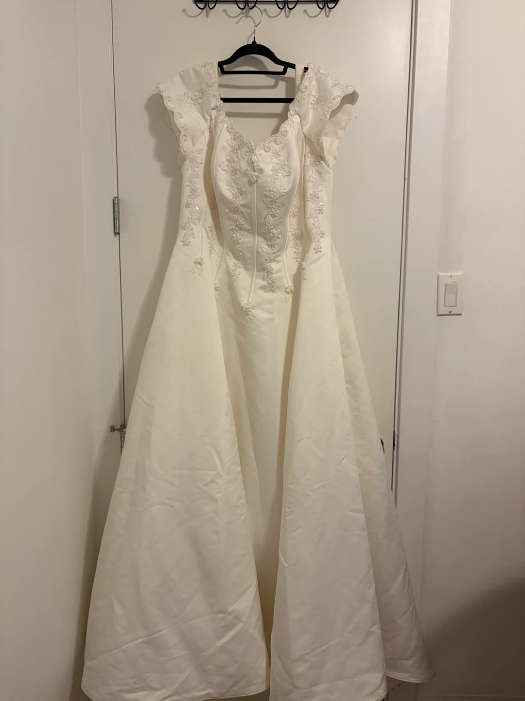 Elegant Ivory A-Line Wedding Dress with Lace & Beading (Size 16) - photo 2
