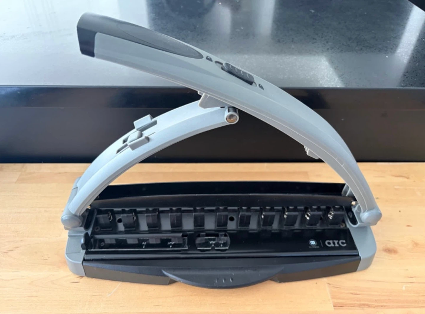 Staples Arc Desktop Paper Punch