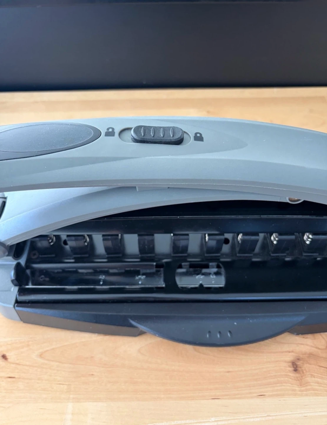 Staples Arc Desktop Paper Punch - photo 2