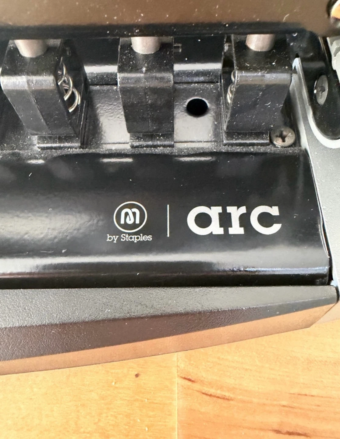 Staples Arc Desktop Paper Punch - photo 3