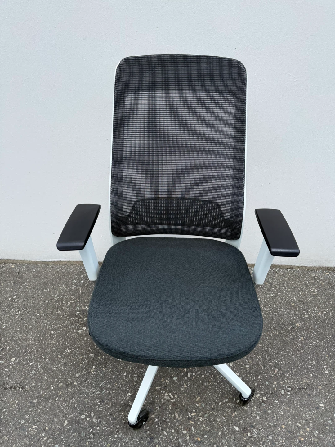 Modern Mesh Office Chair – Black & White – $100