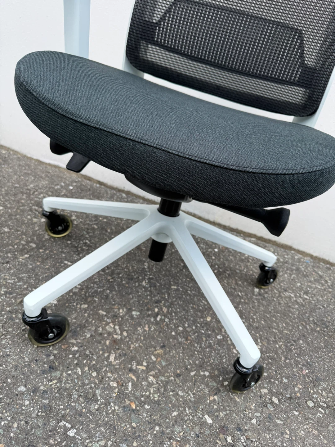 Modern Mesh Office Chair – Black & White – $100 - photo 2