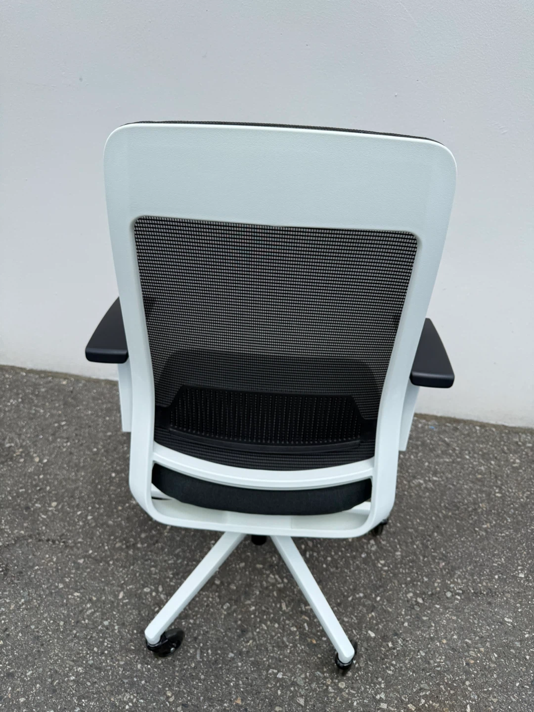 Modern Mesh Office Chair – Black & White – $100 - photo 3