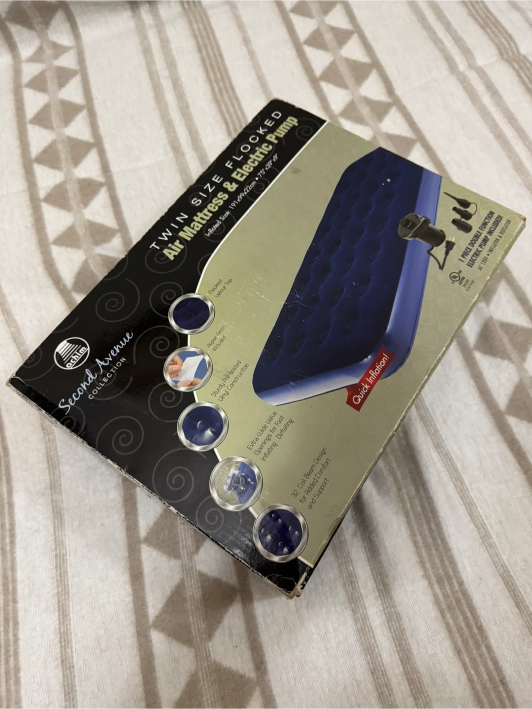 Twin Size Flocked Air Mattress with Electric Pump  )