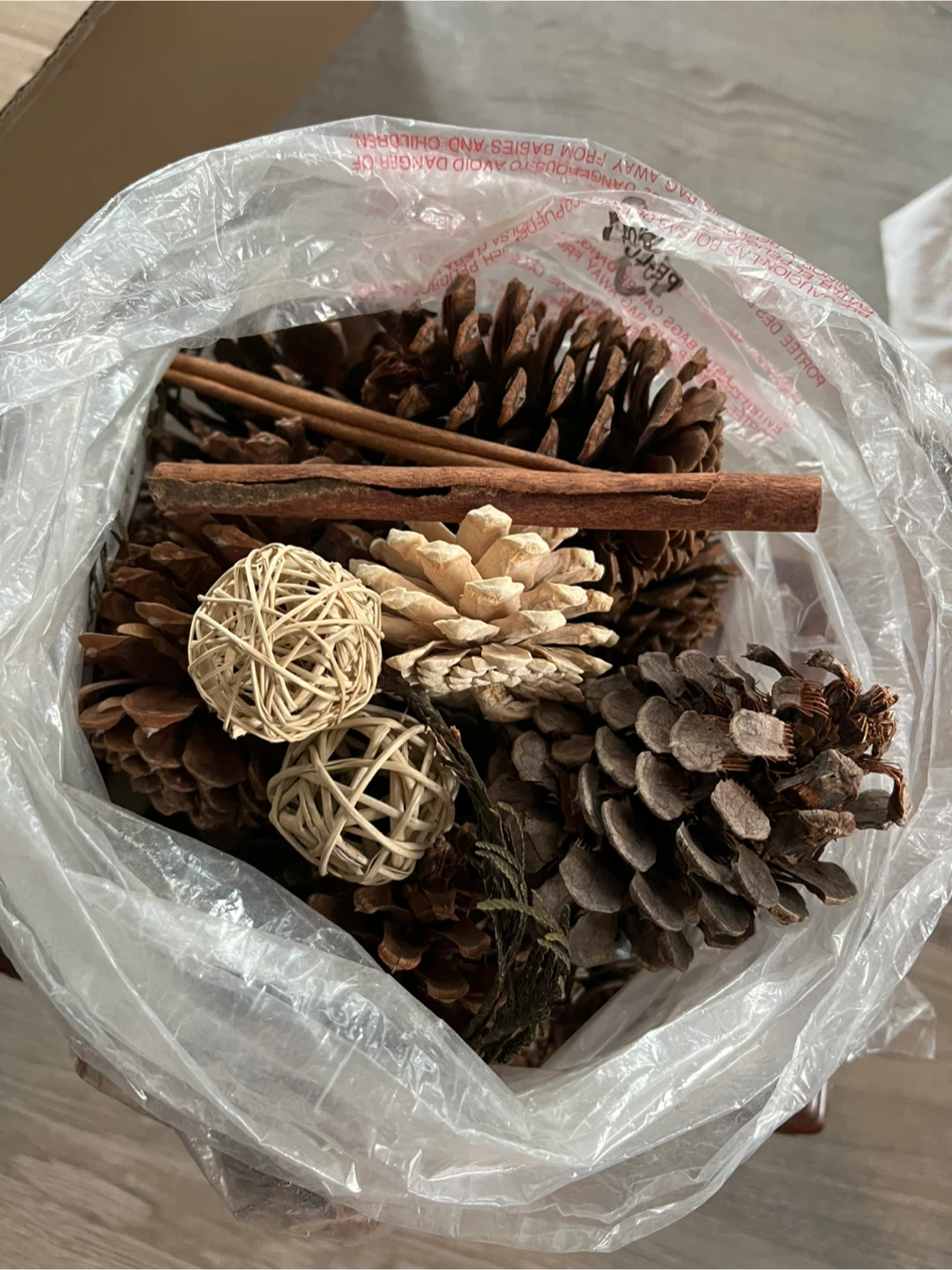 Decorative Pinecone and Cinnamon Set