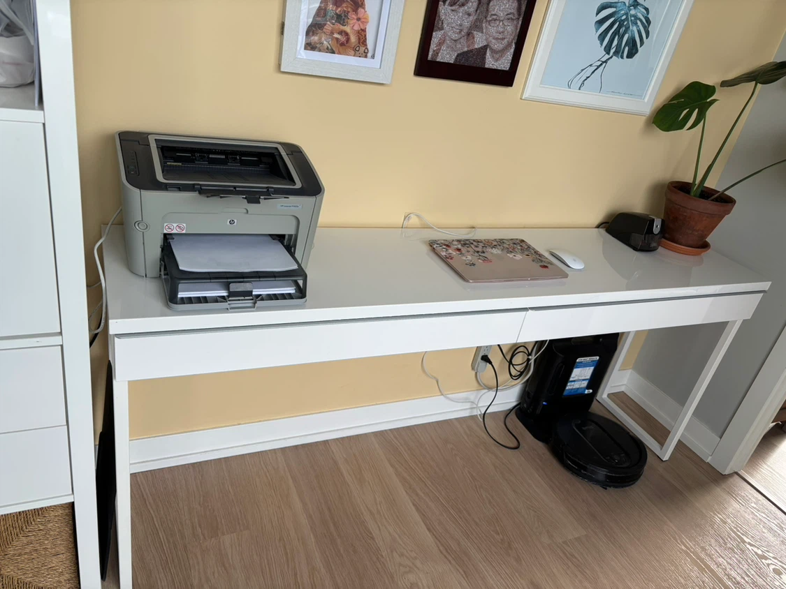 IKEA Bestä Burs glossy white desk