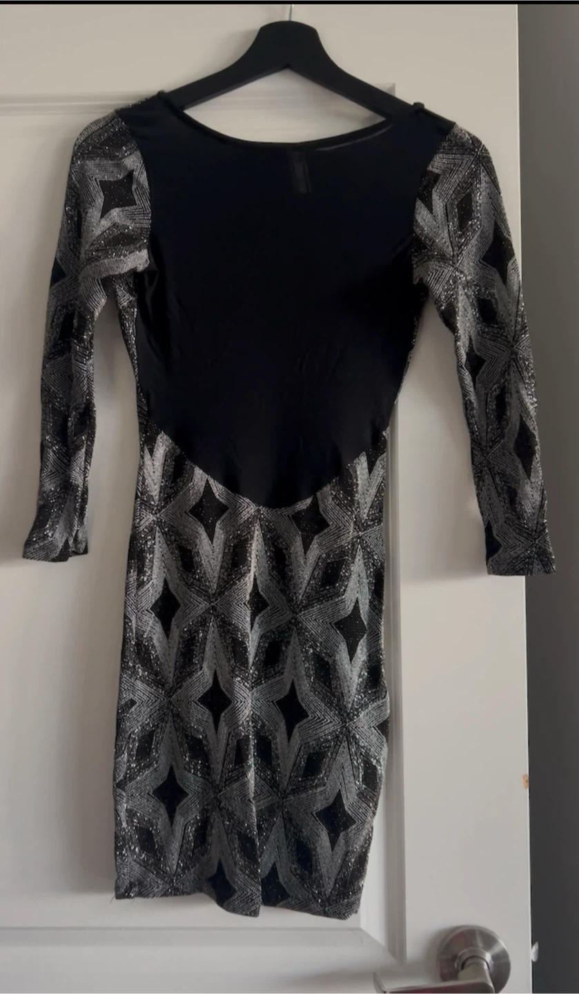 Black and silver patterned long-sleeve dress - photo 2