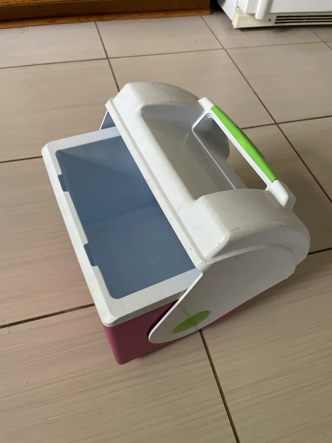 Rubbermaid Portable Cooler - photo 2