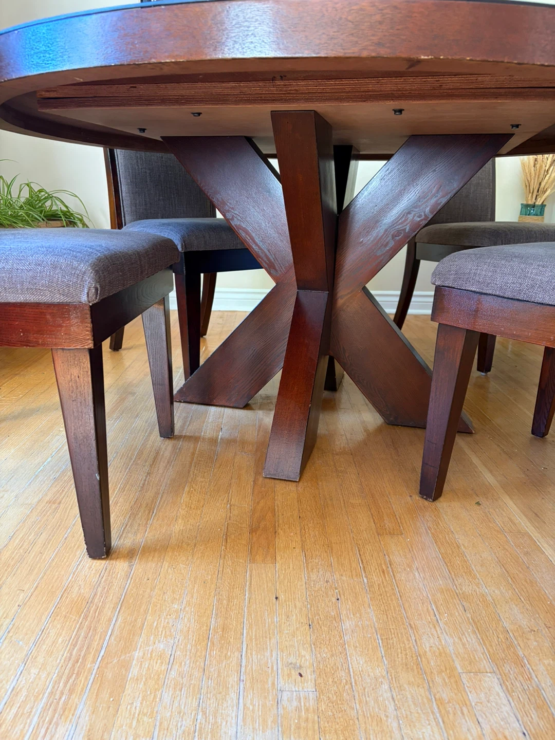 Round wooden dining table with 4 chairs - photo 3