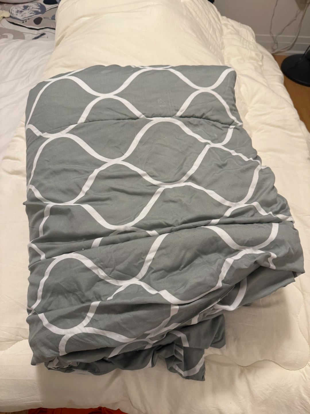 Free! Grey and White Patterned Comforter