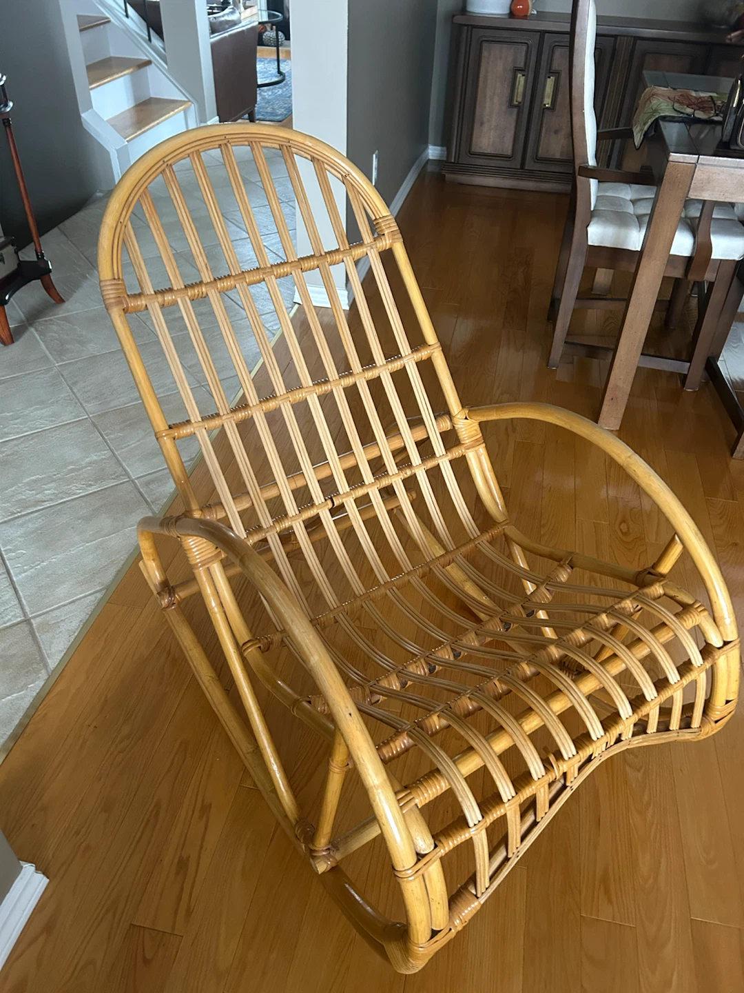 Chaise berçante en rotin - photo 2