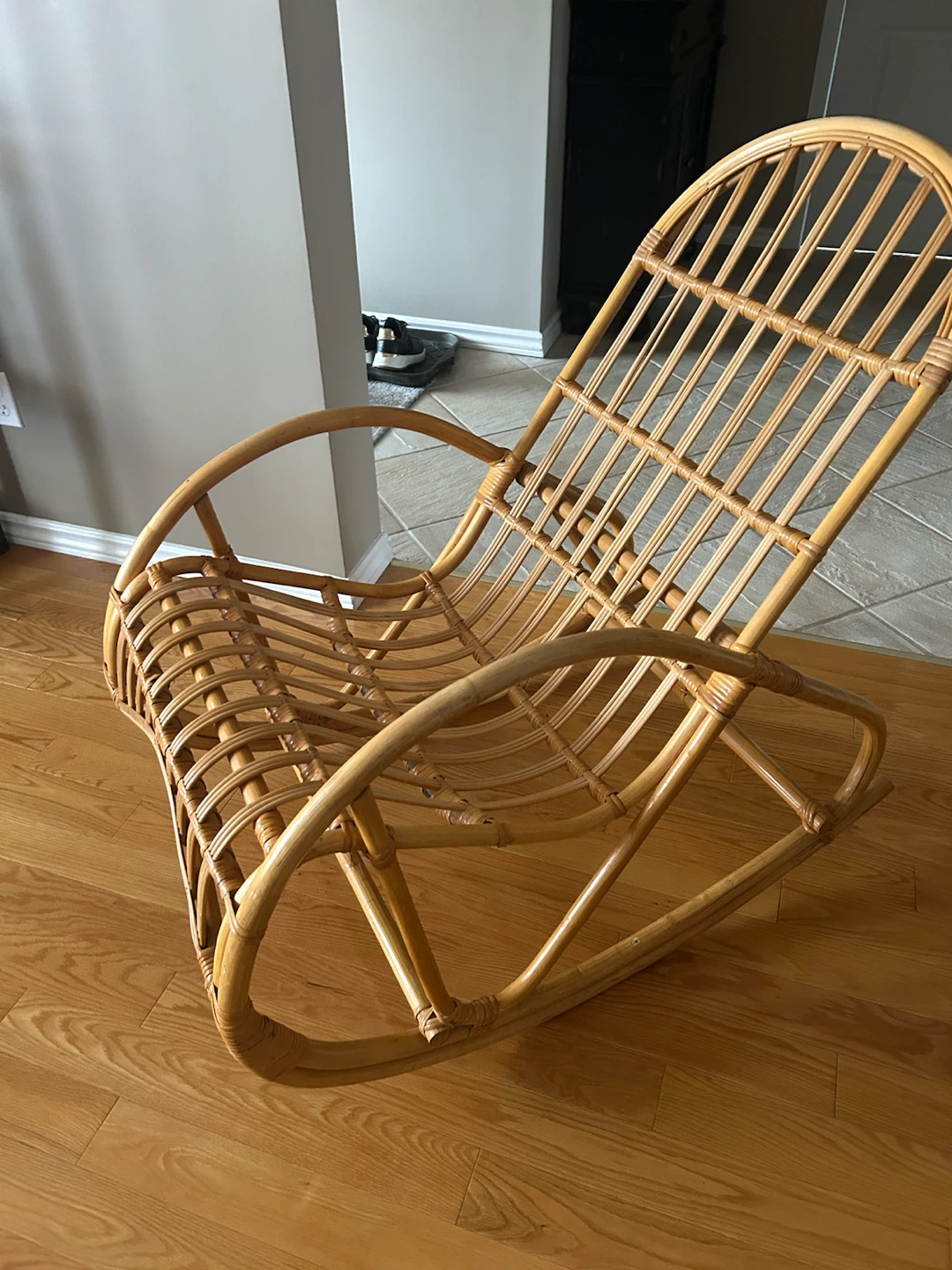 Chaise berçante en rotin - photo 3