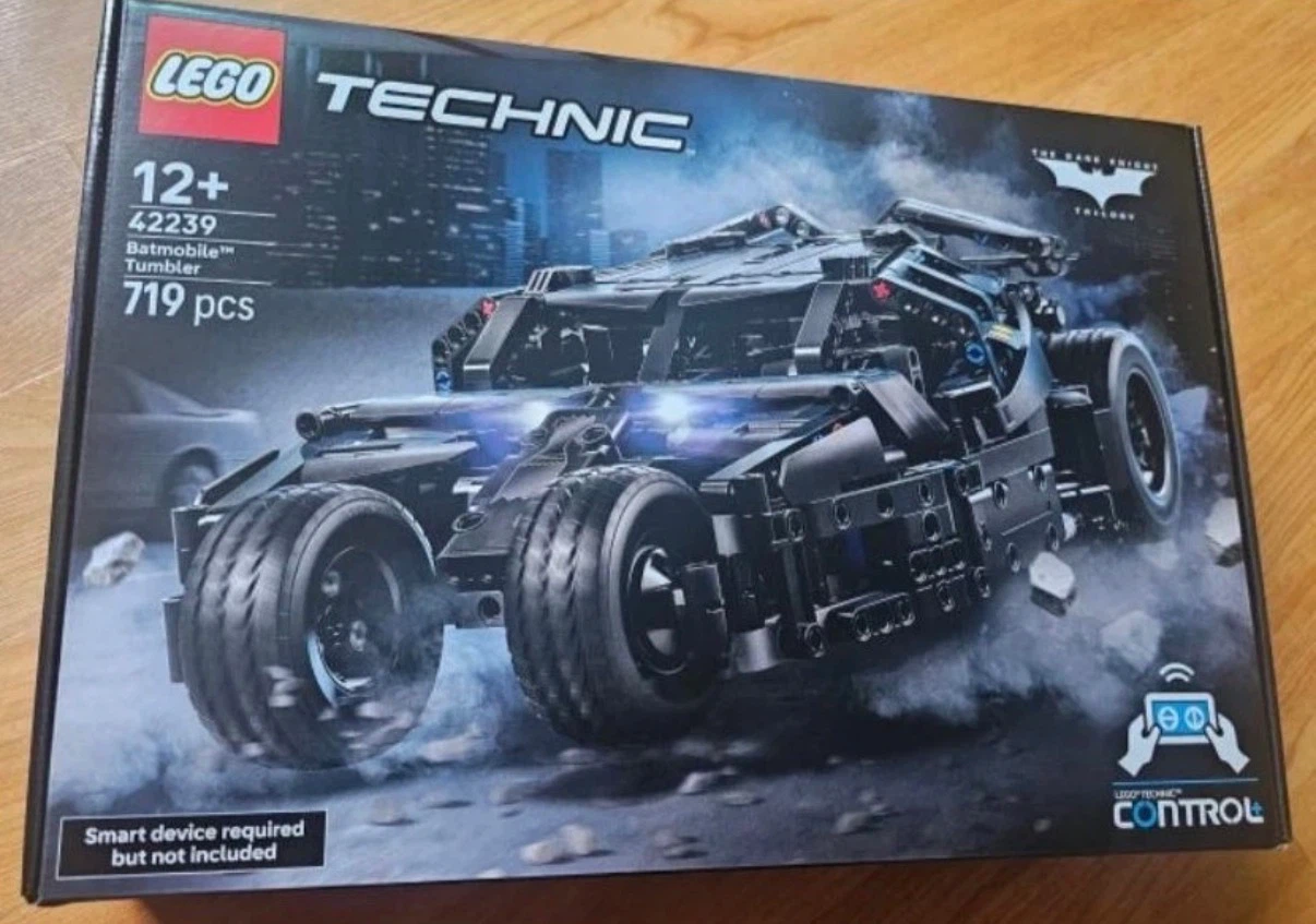 LEGO Technic Batmobile Tumbler 42239