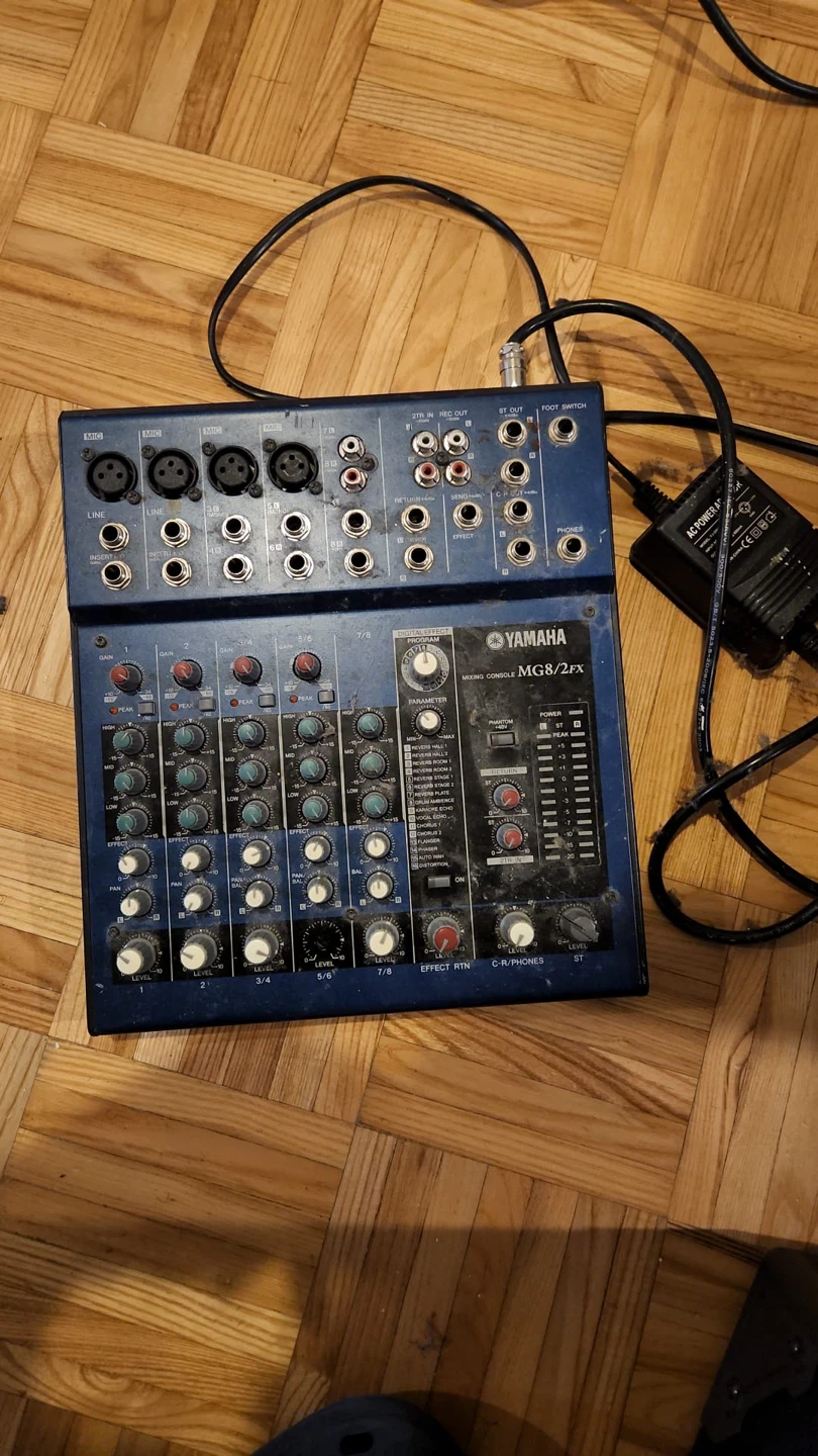 Yamaha MG8/2FX Mixing Console