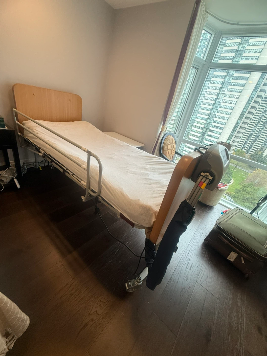 Prius Salute RDX Electric Hospital Bed - photo 3