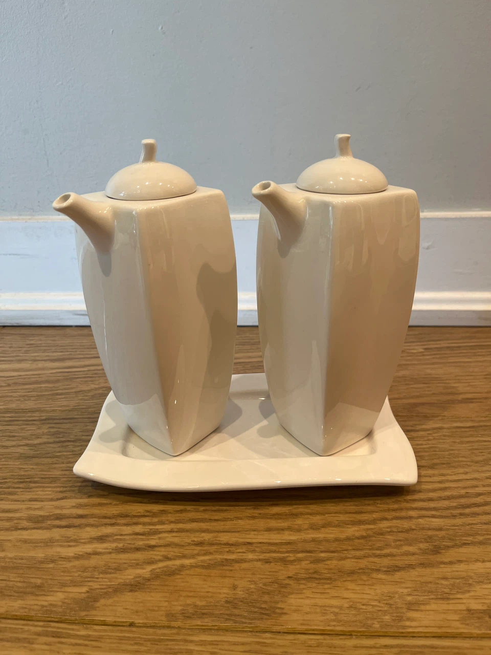 Mikasa Hypnotic Wave White Oil and Vinegar Cruet Set