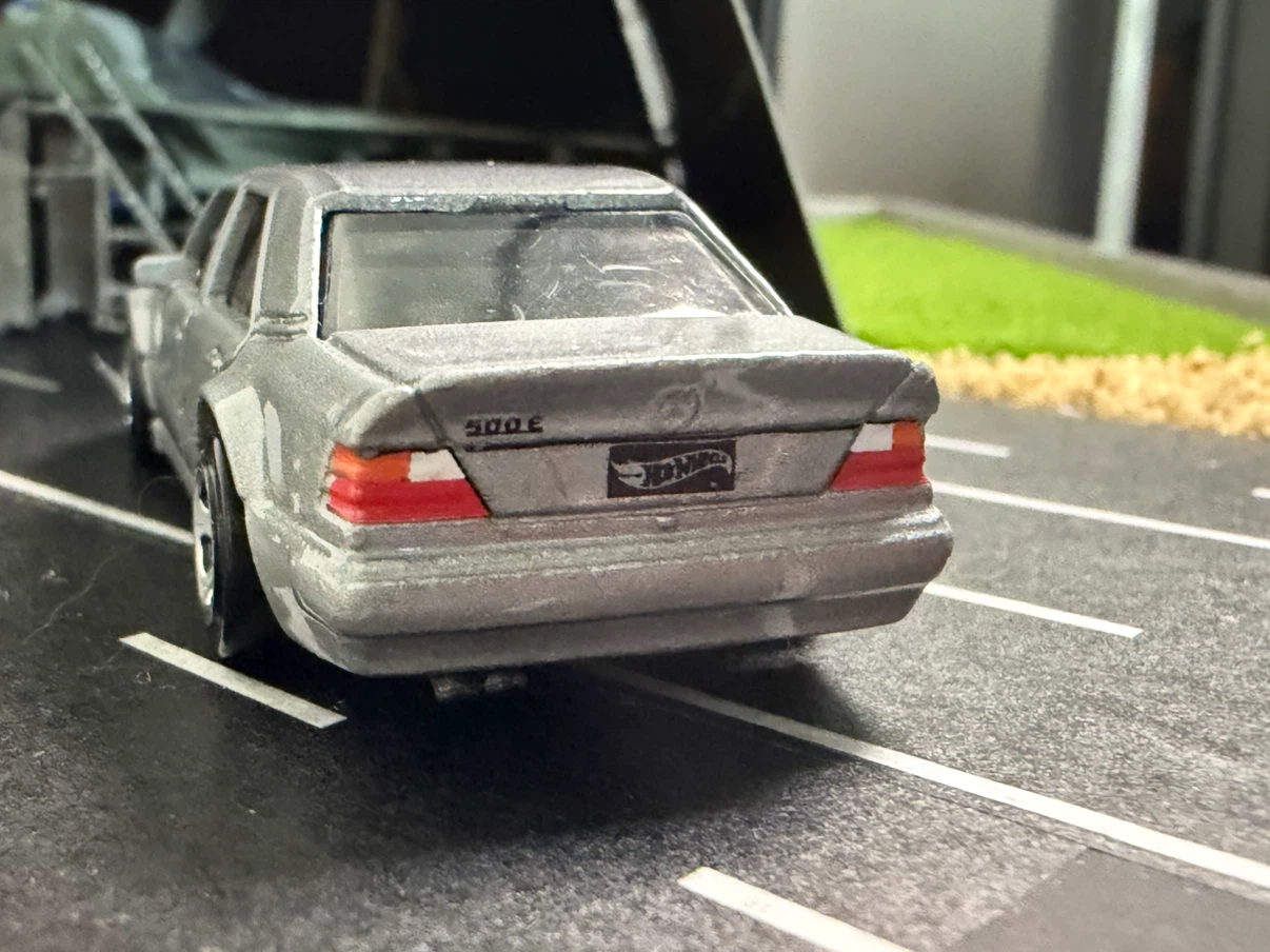 Hot Wheels Mercedes-Benz 500E Silver - photo 2
