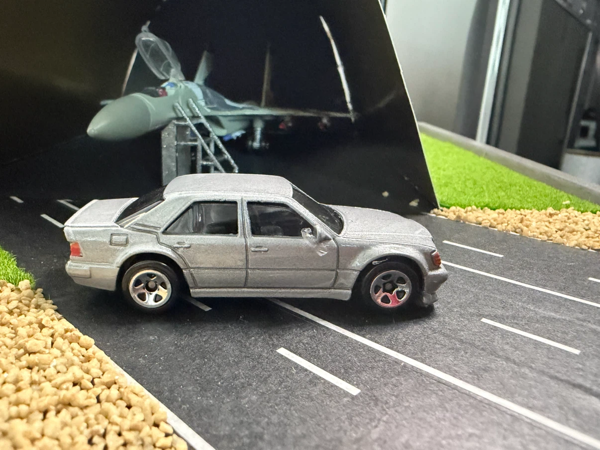 Hot Wheels Mercedes-Benz 500E Silver - photo 3