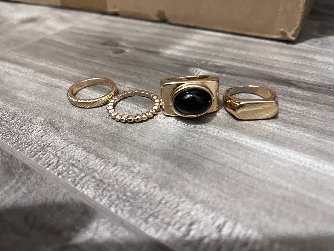 Set of Four Gold-Tone Rings and Maroon Red Hair Claw Clip - photo 2