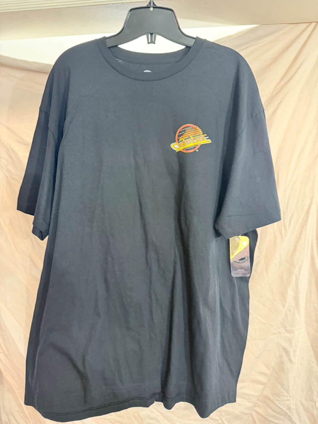 BNWT Vancouver Canucks T-Shirt - Retro Flying Skate Logo