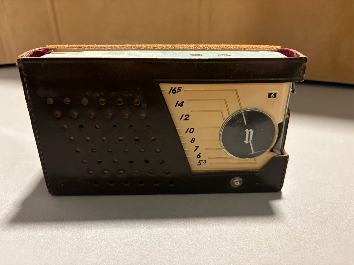 Vintage RCA Victor Transistor Radio - photo 2