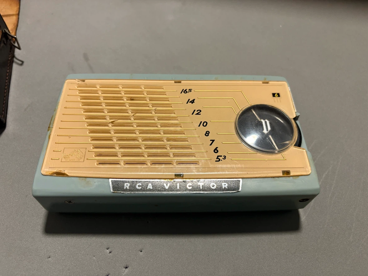 Vintage RCA Victor Transistor Radio - photo 3