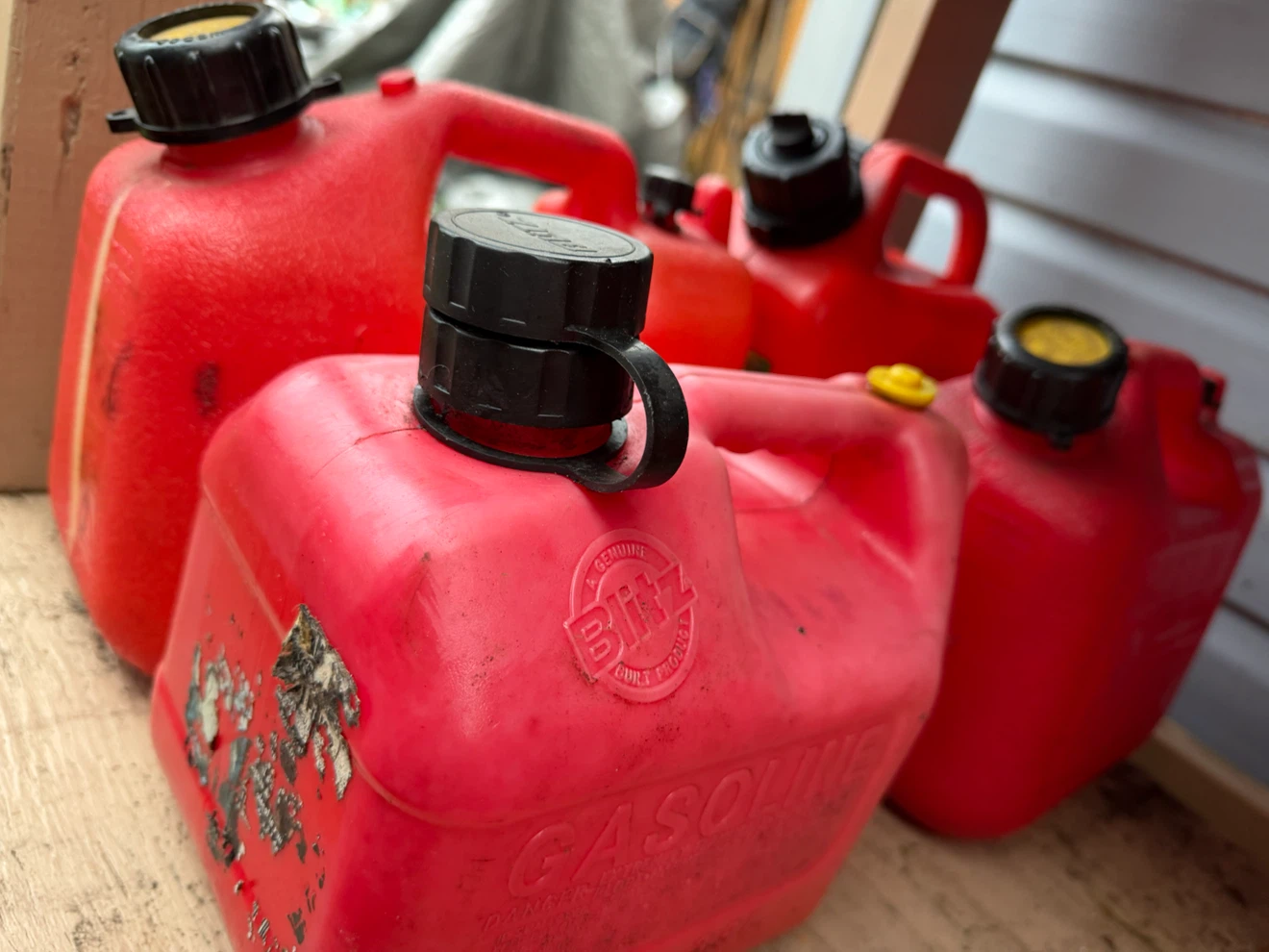 Set of 5 Red Gasoline Cans- all for 20$ - photo 2