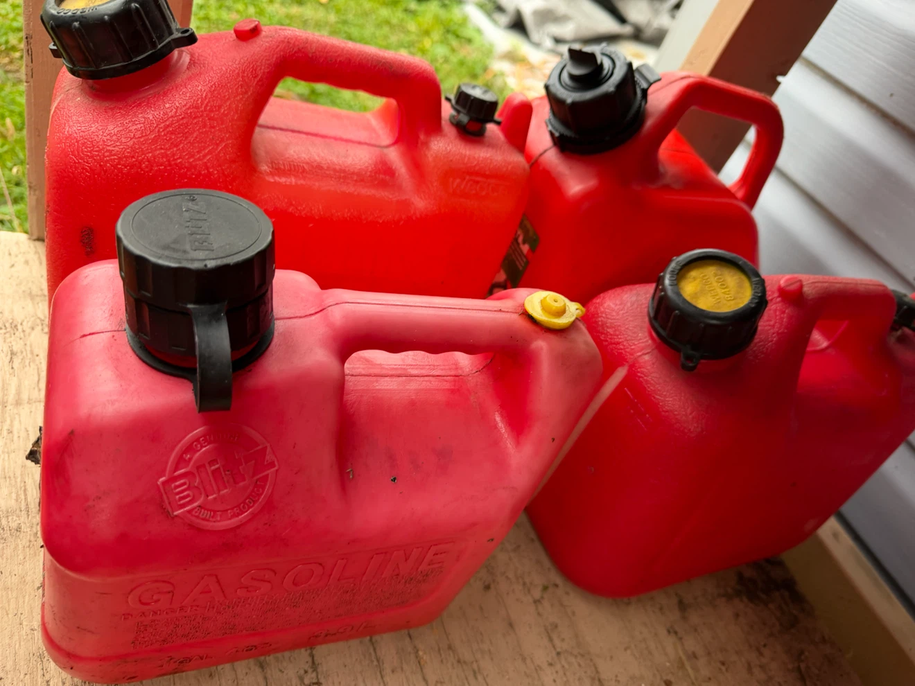 Set of 5 Red Gasoline Cans- all for 20$ - photo 3