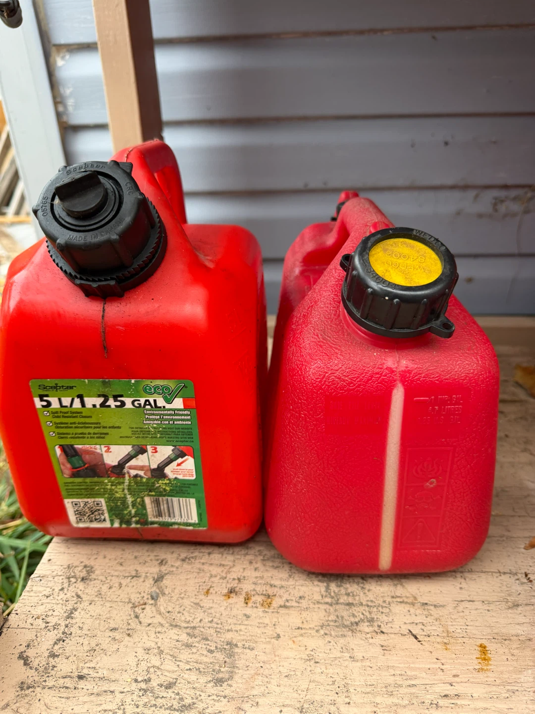 Set of 5 Red Gasoline Cans- all for 20$ - photo 5