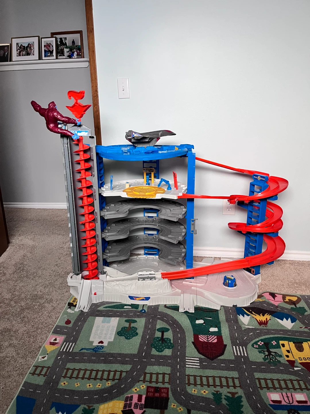 Hot wheels Garage with battery operated elevator