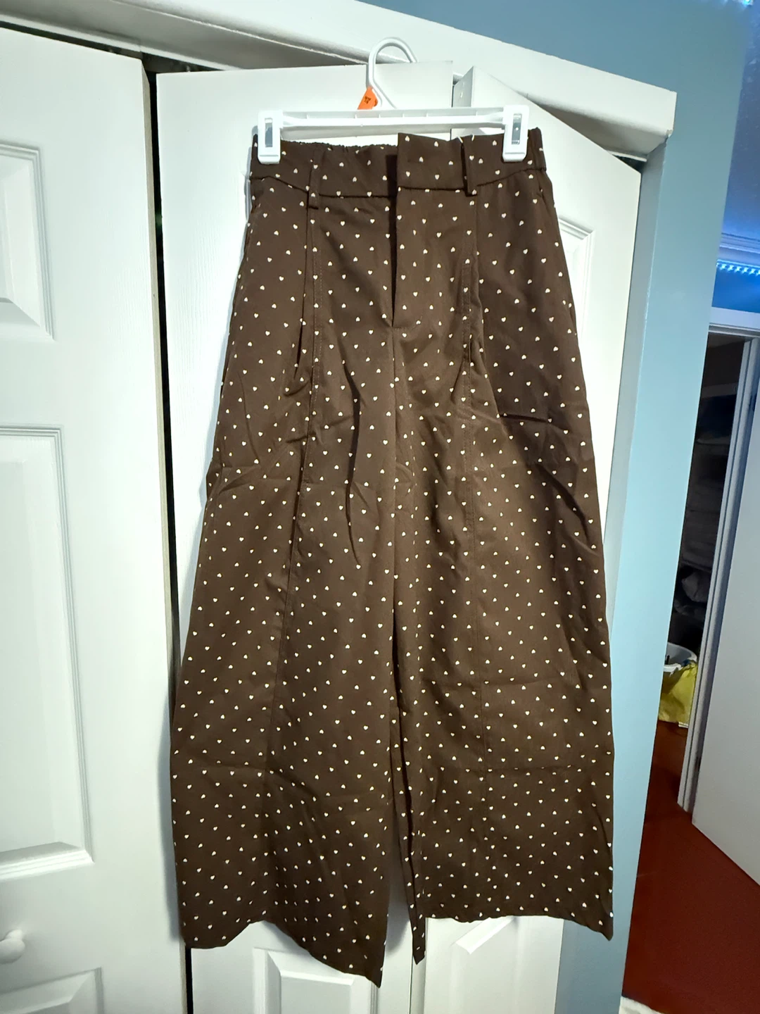 Brown heart-print trousers