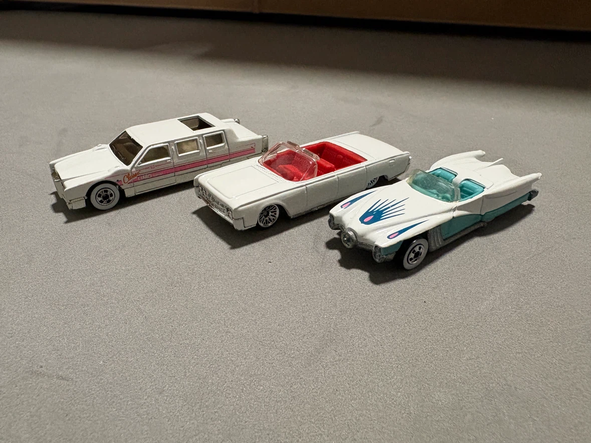Set of 10 Hot Wheels Cars & Trucks